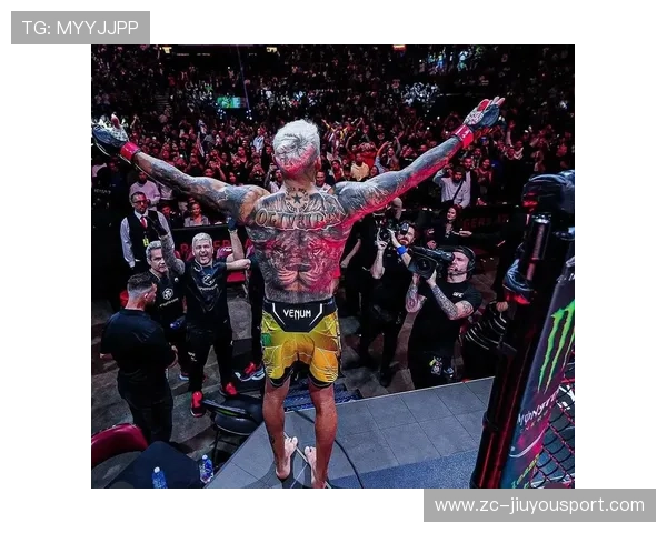 UFC拳手炫酷“站在笼顶庆祝差点摔下去”，刺激瞬间燃爆赛场