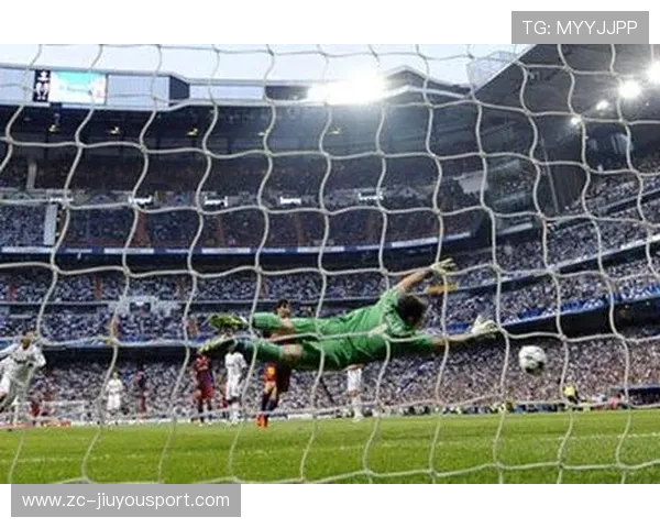 足球守门员飞身扑救瞬间，成就永恒经典的瞬间回忆